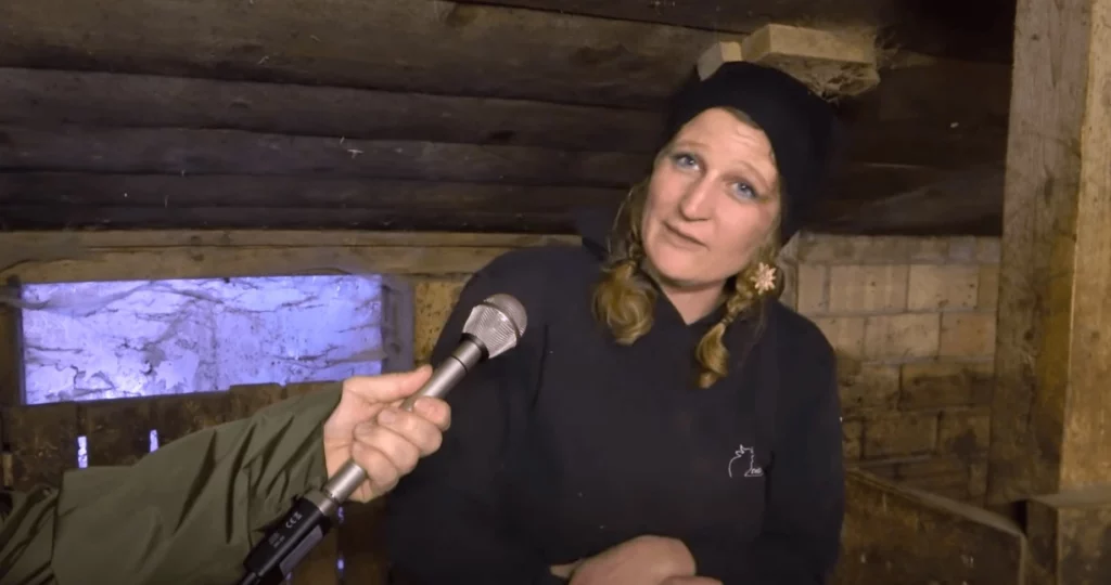 Isabelle Dupertuis-Fuchs dans une étable, lors d’un entretien.