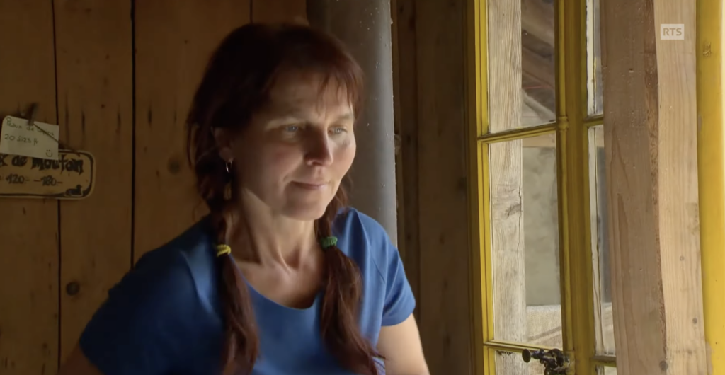 Claudia, éleveuse jurassienne. Dans Passe-moi les jumelles